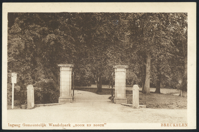 17181 Gezicht op de toegang tot het gemeentelijke wandelpark bij het huis Boom en Bosch (Markt 13) te Breukelen.